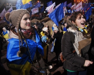 Несмотря на заявленную аполитичность Евромайдана там звучат политические лозунги