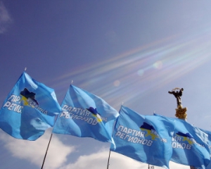 Тысячи украинцев с крымскими флагами перекрыли Европейскую площадь, чтобы поддержать Януковича