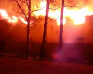 На Черкасщине сгорела мебельная фабрика: пожар тушили 5 часов