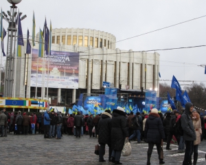 Лідер &quot;регіоналів&quot; зачитав на Європейській площі резолюцію , більше схожу на агіттекст