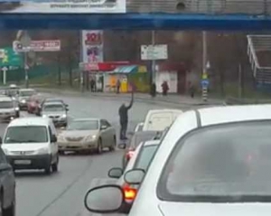 Киевлянин с зонтиком разрулил пробку возле Краснозвездного проспекта