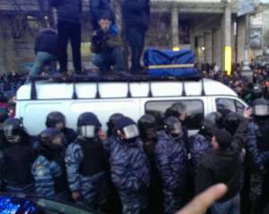 На Євромайдані повний хаос: провокатори почали кидати димові шашки
