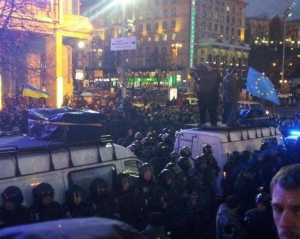 Евромайдан: &quot;Беркут&quot; ходит с оружием, завернутым в полиэтиленовые пакеты