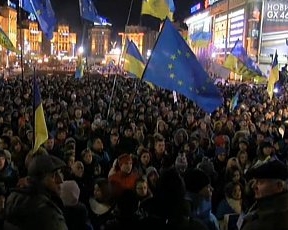 Петриненко спел гимн Украины, а у Соболева случился сердечный приступ - на Евромайдане начался митинг