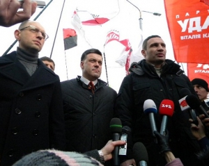 Лідерів опозиції освистали на Євромайдані у Києві