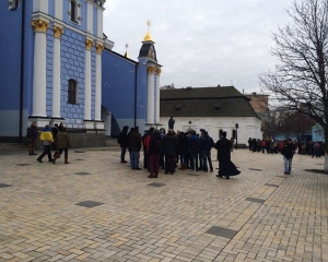 Автобус з міліцією підігнали до собору, біля якого ховаються активісти Євромайдану