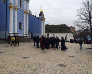 Автобус с милицией подогнали к собору, возле которого прячутся активисты Евромайдана
