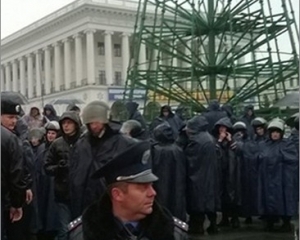 На месте разогнанного Евромайдана устанавливают новогоднюю елку