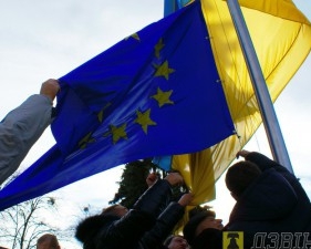 &quot;Банду геть!&quot; - в Черкассах продолжается митинг в поддержку Евромайдана в Киеве