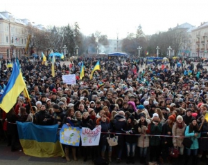 В Тернополе на площадь сошлись люди старшего возраста. А мэр снова созывает всех на сессию и вече