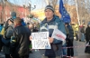 Возле памятника Шевченко уже тысячи людей