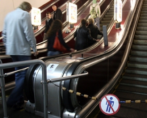 На митинг идет столько людей, не выдерживают эскалаторы в метро