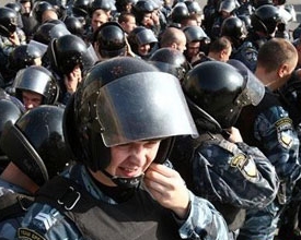  Милиция газом разгоняет людей под администрацией Януковича