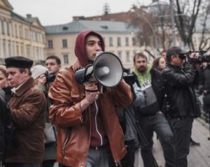 Щодня до столиці зі Львова їде тисяча активістів, кияни розселяють їх у свої квартири
