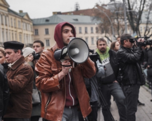 Ежедневно в столицу едет со Львова тысяча активистов, киевляне расселяют их в свои квартиры