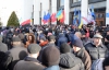 Тернопольская ОГА заблокирована митингующими. Люди вывесили красно-черный флаг