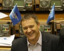 Колесніченко на сцені біля ВР розказує, як арматурами побили сотні "беркутівців"