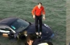  Китаец на Porsche вылетел в озеро и дожидался спасателей, стоя на машине 