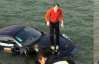 Китаєць на Porsche вилетів в озеро і чекав рятувальників, стоячи на машині