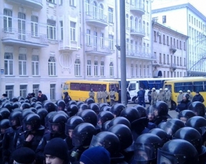 Несколько тысяч митингующих двинулись к Администрации президента