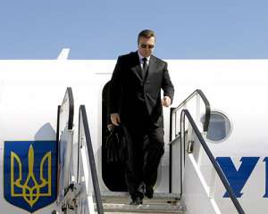  Янукович уже далеко от митингующих, которые осадили Администрацию президента
