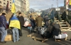 На Євромайдані в Києві носять дрова і грають у футбол