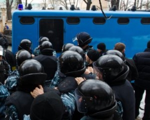 Маріїнський парк окупували автобуси з "Беркутом"