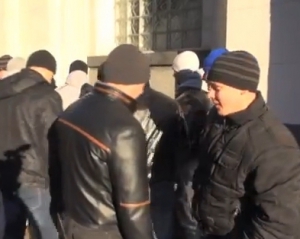 Среди &quot;титушек&quot;, которые пробрались в Раду, узнали силовиков из Крыма