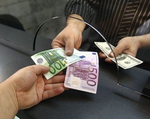 В Украине могут ограничить обмен валют и снятие депозитов - Moody's