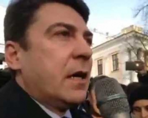 Студенты сняли с петель ворота возле Министерства образования, чтобы поговорить с Сулимой