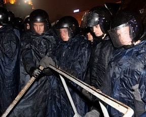 Загін &quot;Беркуту&quot; в Кабміні: бійців на цілу ніч заточили без їжі і води