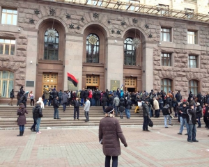 "Тітушки" прийшли під КМДА і заважають працювати журналістам