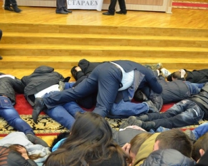 Сумські студенти на засіданні міськради впали на підлогу з криками &quot;Беркут!&quot;