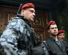 В Киеве спецназовцы охраняют граждан от &quot;Беркута&quot;