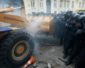 Після сутичок на Банковій, фотограф радить колегам носити з собою лимон і шолом