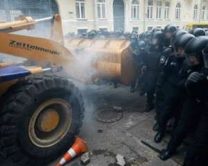 После столкновений на Банковой, фотограф советует коллегам носить с собой лимон и шлем