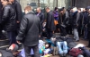 Под Генпрокуратурой начался "лежачий протест", подтягиваются автобусы с "Беркутом"