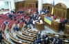 Оппозиция заблокировала трибуну в парламенте