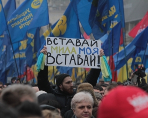 Оппозиция зовет людей третий раз выйти на народное вече