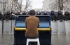 Львовянин установил перед колонной столичной милиции уличное пианино