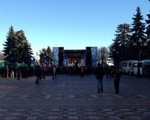  В Мариинском парке собирается митинг в поддержку &quot;стратегического курса&quot; Януковича
