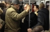 Київське метро перевантажене: люди скандують "Слава Україні" і співають гімн