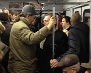 Київське метро перевантажене: люди скандують &quot;Слава Україні&quot; і співають гімн