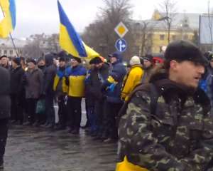 Колона мітингувальників йде на Банкову. Загони самооборони Євромайдану готуються до провокацій