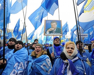 Попри сніг до Маріїнського парку знову підходять прихильники Януковича