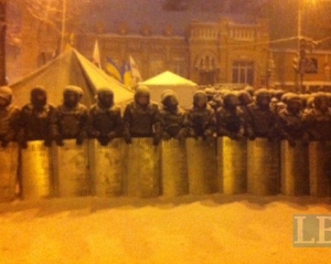 Міліція розібрала барикади під урядом