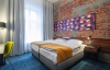 Обшарпані стіни і різнокольорові меблі - затишний готель в Польщі