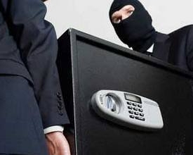 В Мариуполе грабители вынесли из банка пустой сейф