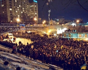 После ночного штурма &quot;беркут&quot; возвращается на Майдан, люди тоже подходят