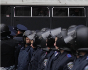 Мітингувальники почали перекидати автобуси з "Беркутом" біля Київради (онлайн)